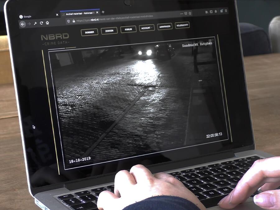 Onderzoek in de online crime database tijdens het groepsspel